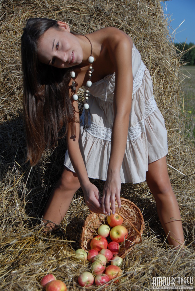 Teen Exposes Her Body 01