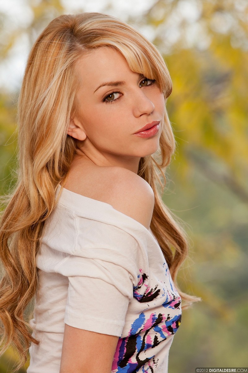 Lexi Belle takes off her top and yellow shorts 12
