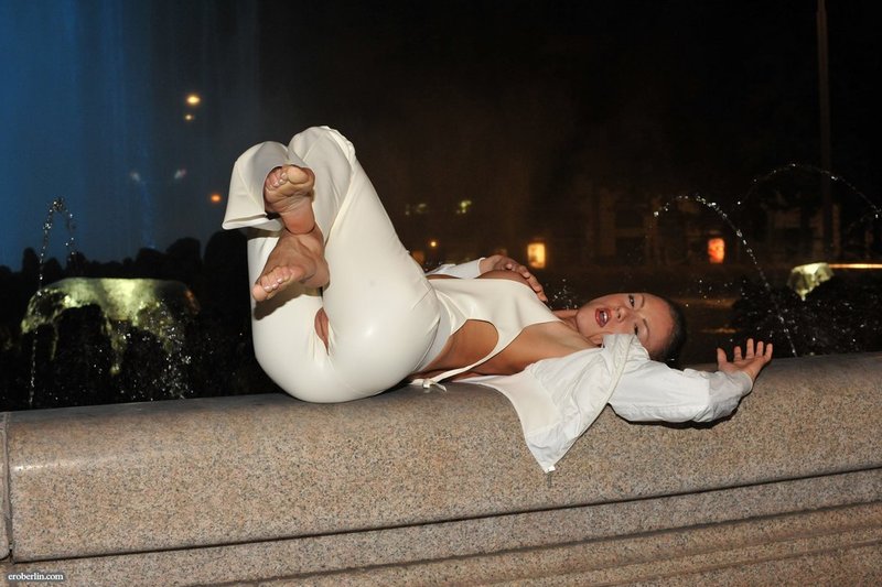 Gilda Roberts in Vienna by night - masturbating and pissing open public - crazy girl 03