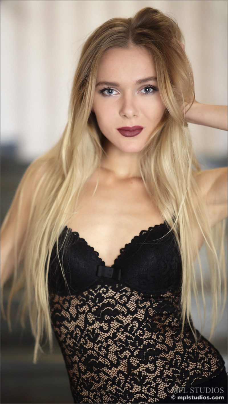 Karissa Diamond - Stepping Out 02