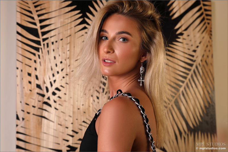 Cara Mell - Casablanca 00