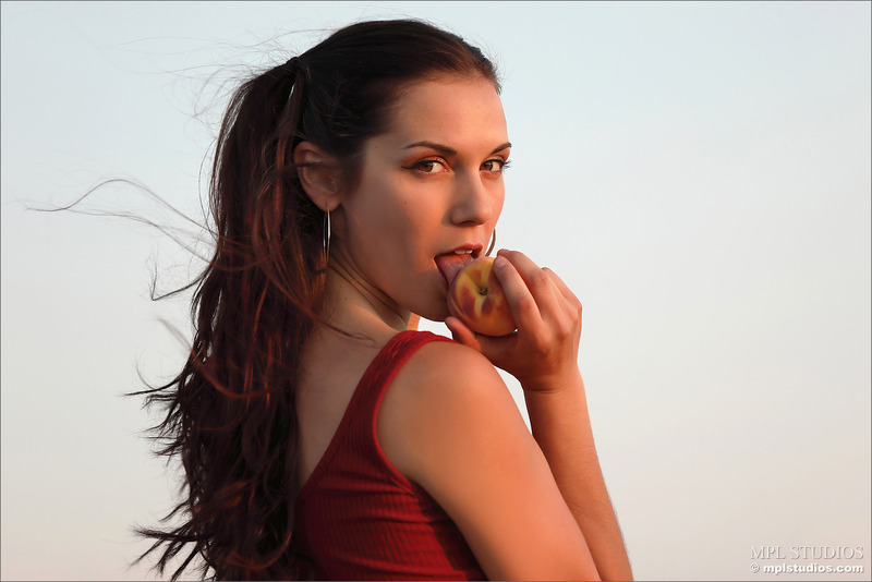 Elena Generi In Eat A Peach 00