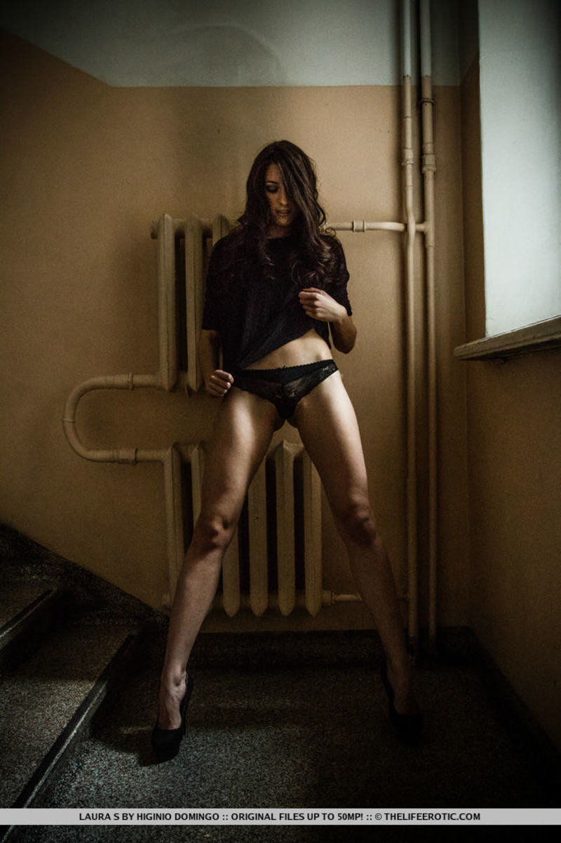 Laura Brings Hersef Off 02